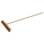 balai en fibre de coco avec manche en bois